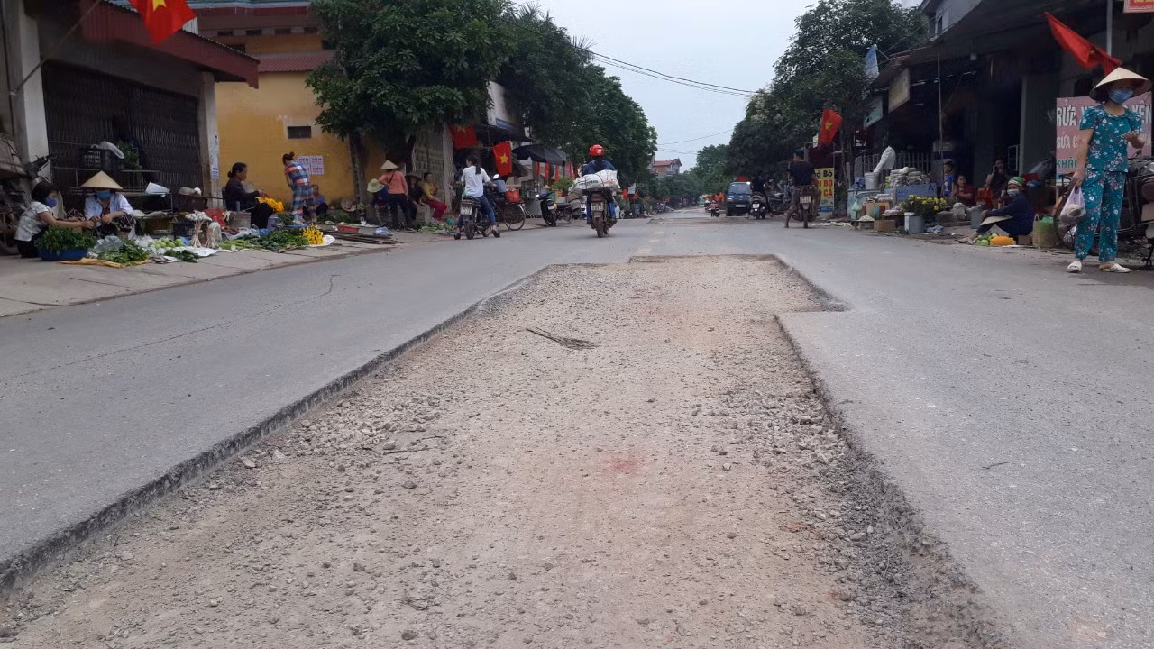 Đường mới cải tạo tốn 16 tỷ đồng đã nát bươm tại Bắc Giang ảnh 2