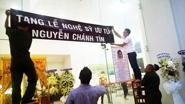 Đông đảo đồng nghiệp tới viếng NSƯT Chánh Tín ảnh 5