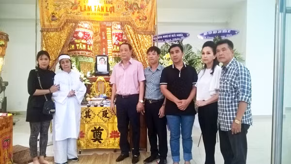 Đông đảo đồng nghiệp tới viếng NSƯT Chánh Tín ảnh 4