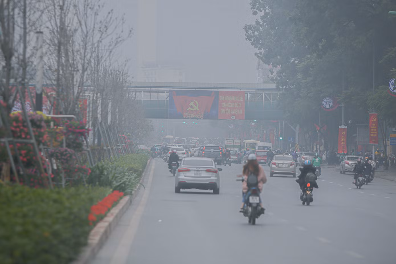 Hà Nội mờ ảo trong màn sương dầy đặc từ sáng đến chiều ảnh 10