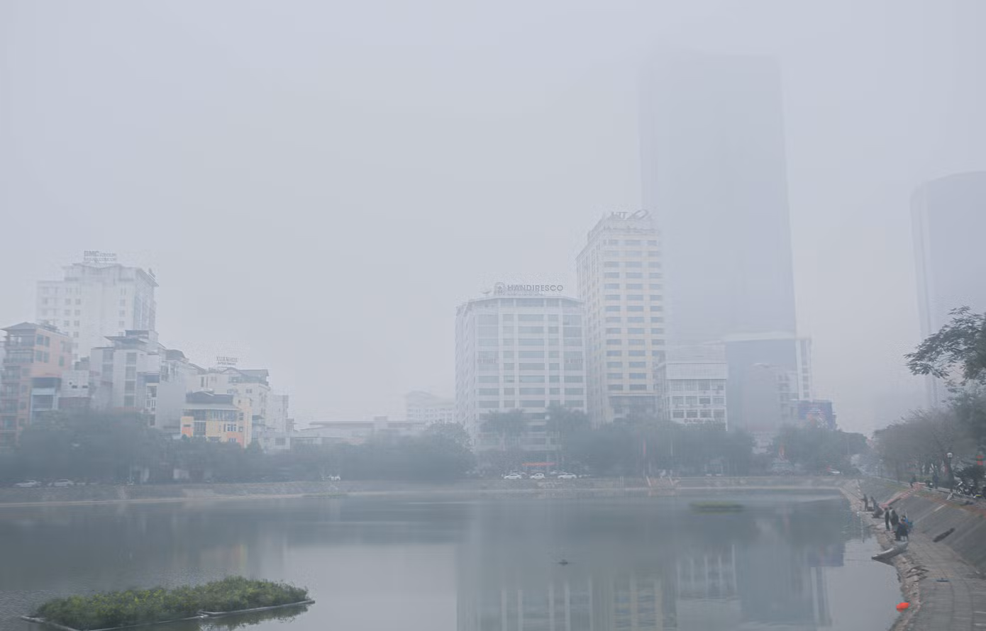 Hà Nội mờ ảo trong màn sương dầy đặc từ sáng đến chiều ảnh 5