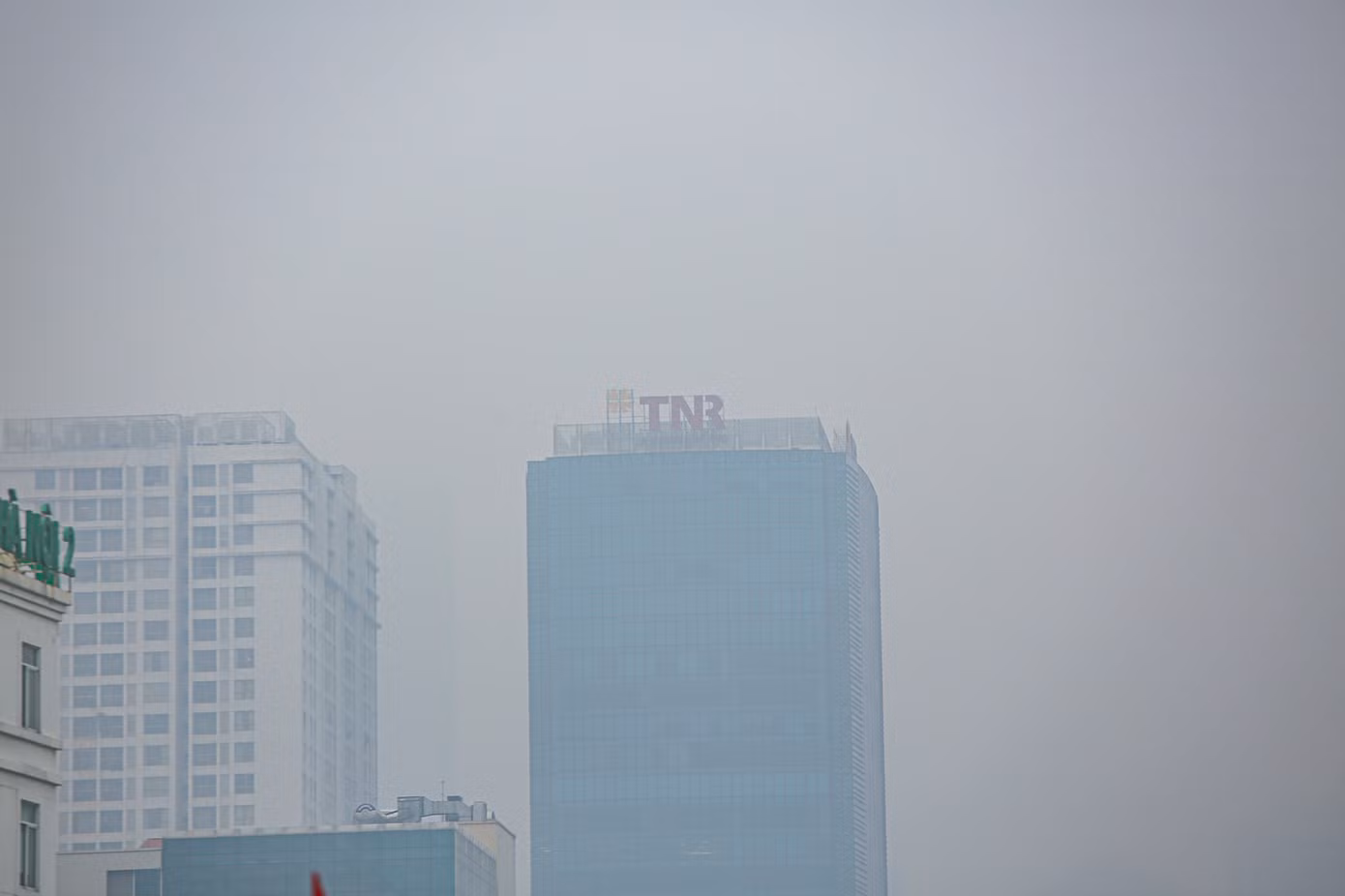 Hà Nội mờ ảo trong màn sương dầy đặc từ sáng đến chiều ảnh 9