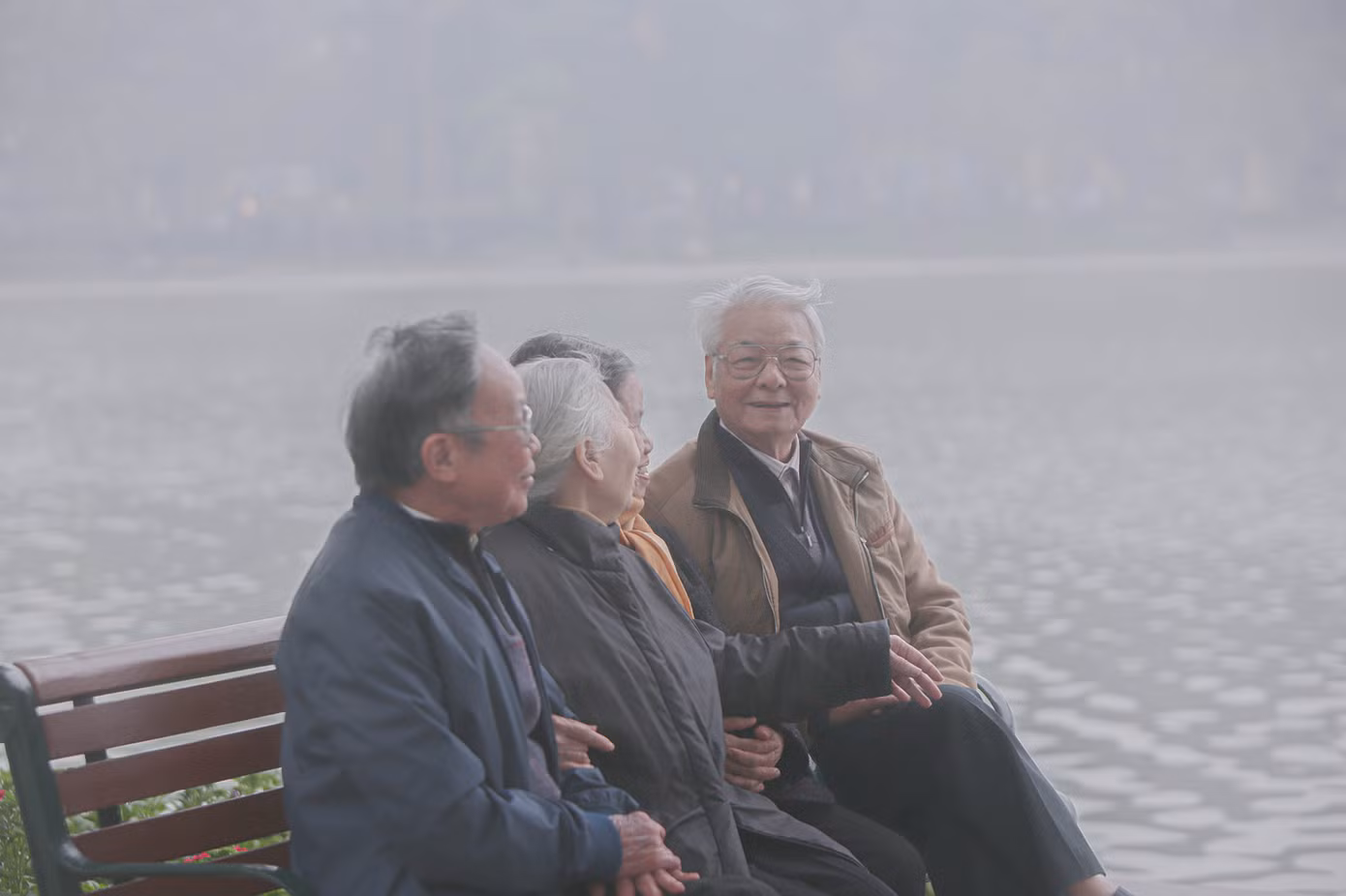 Hà Nội mờ ảo trong màn sương dầy đặc từ sáng đến chiều ảnh 8
