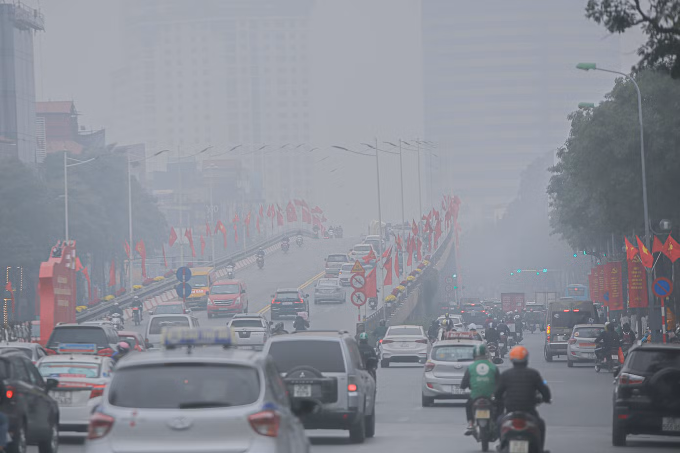 Hà Nội mờ ảo trong màn sương dầy đặc từ sáng đến chiều ảnh 6