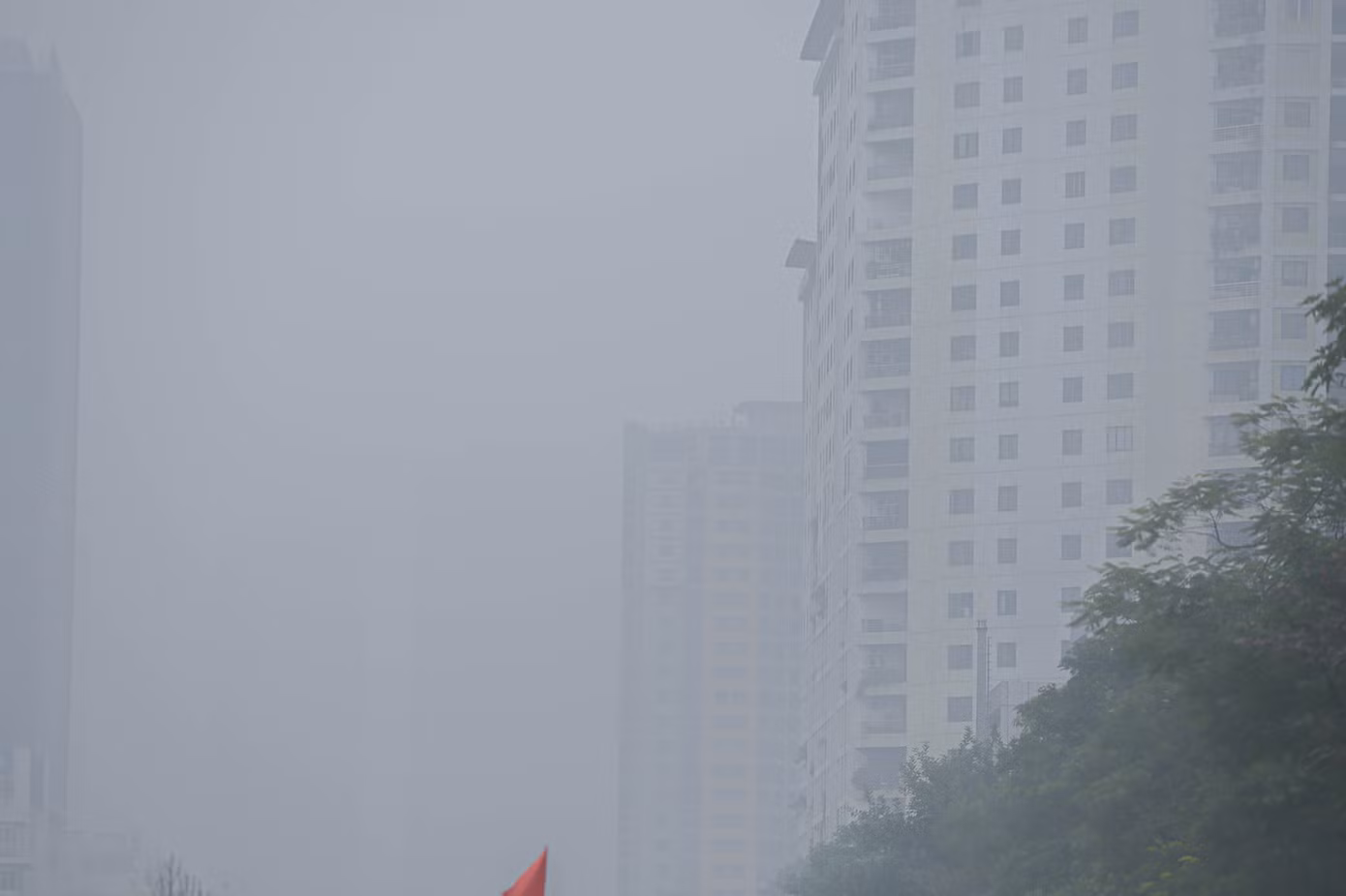 Hà Nội mờ ảo trong màn sương dầy đặc từ sáng đến chiều ảnh 13
