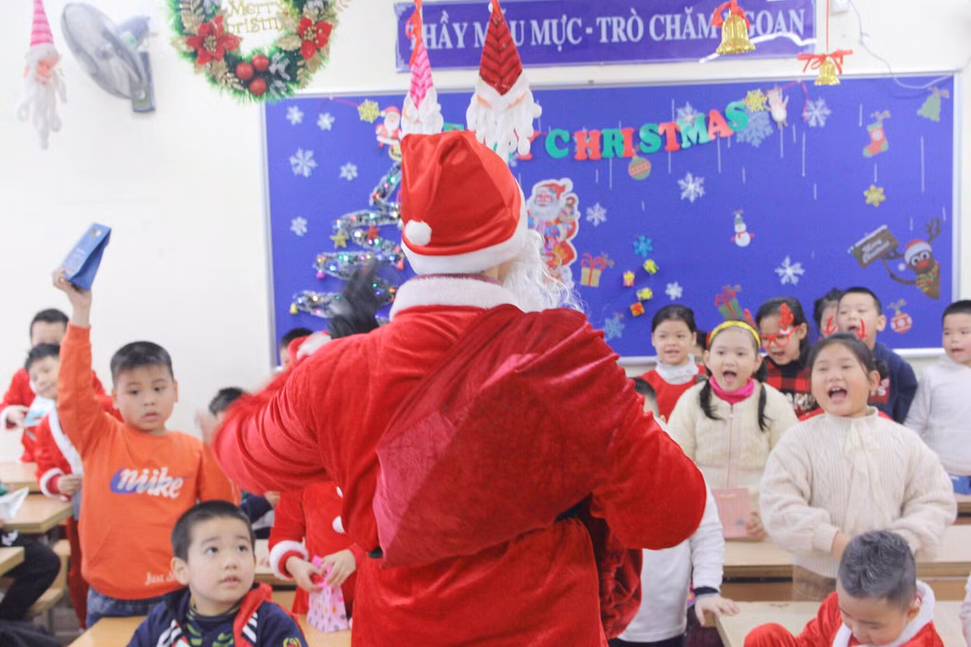 Một ngày bận rộn của 'ông già Noel' 9x tại Hà Nội ảnh 9