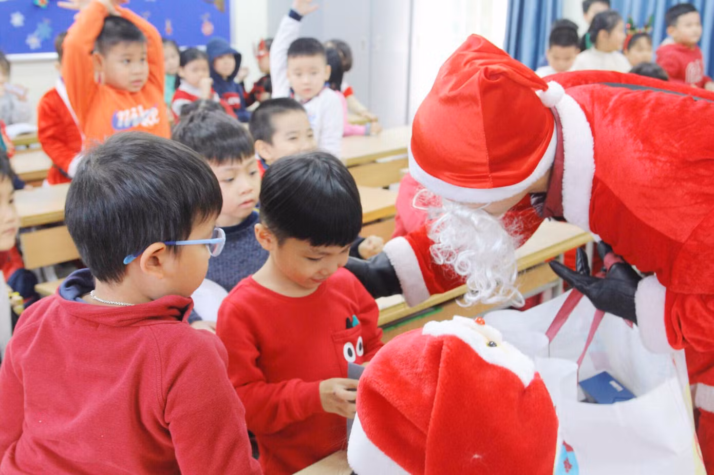 Một ngày bận rộn của 'ông già Noel' 9x tại Hà Nội ảnh 3