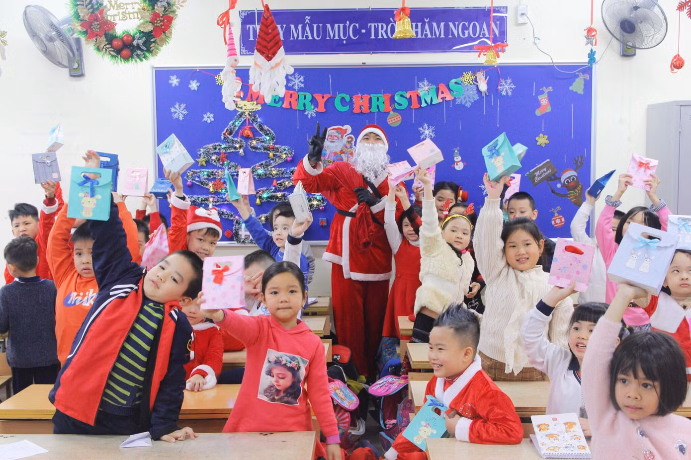 Một ngày bận rộn của 'ông già Noel' 9x tại Hà Nội ảnh 4
