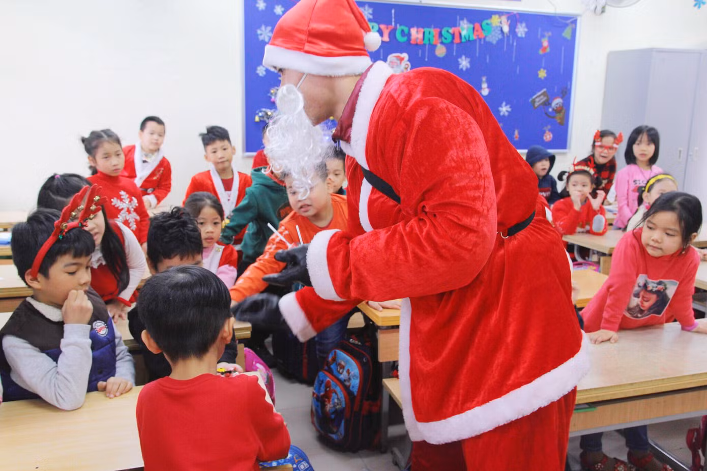 Một ngày bận rộn của 'ông già Noel' 9x tại Hà Nội ảnh 5