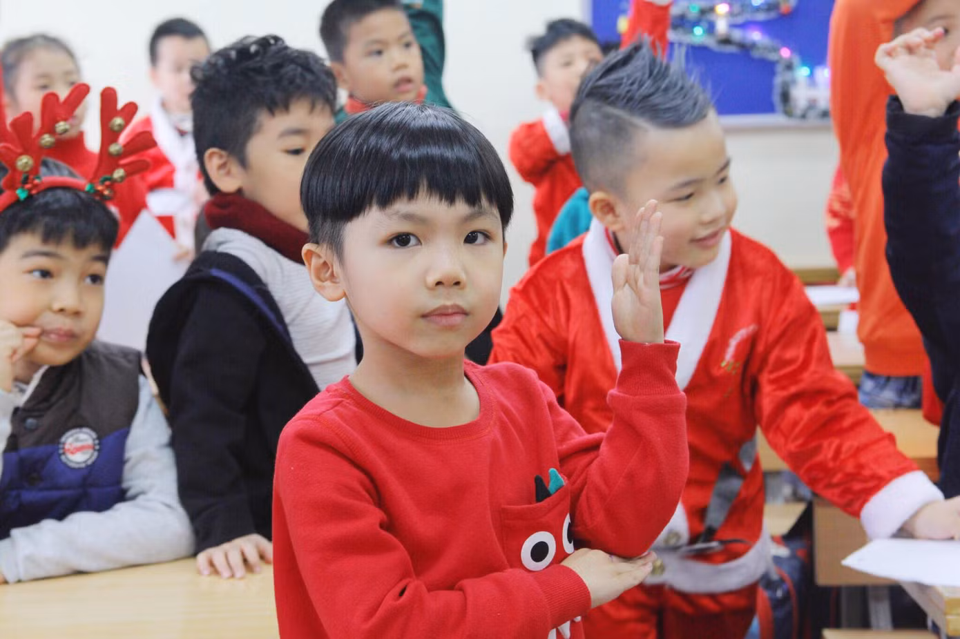Một ngày bận rộn của 'ông già Noel' 9x tại Hà Nội ảnh 8