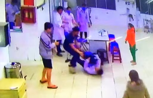 Khởi tố hai cha con đánh bảo vệ, điều dưỡng bệnh viện Lâm Đồng ảnh 1