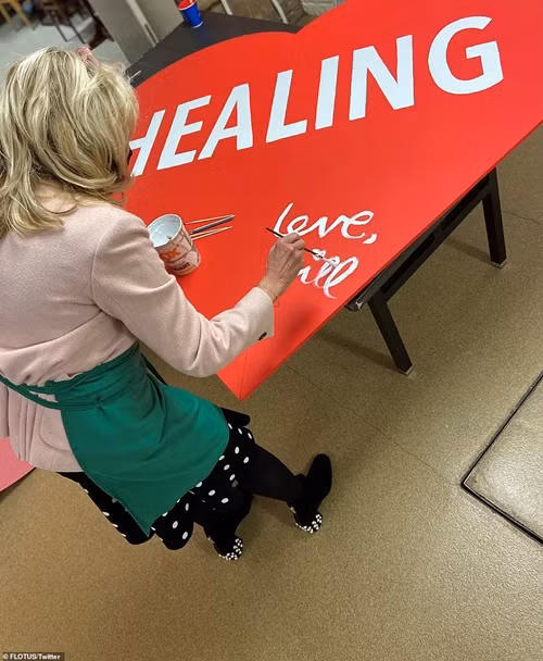 Valentine ở Nhà Trắng: Tổng thống Mỹ Joe Biden tiết lộ quà Valentine “kỳ cục” của Phu nhân ảnh 3
