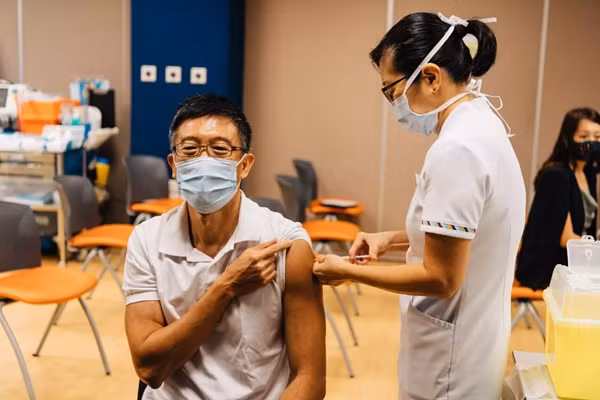 Singapore: Một người bị tiêm nhầm 5 liều vắc-xin phòng SARS-CoV-2 cùng lúc, do “sơ suất của con người” ảnh 1