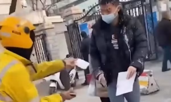 Đóng giả làm “kẻ xấu” giúp các chàng trai gây ấn tượng với bạn gái trong ngày Valentine ảnh 6