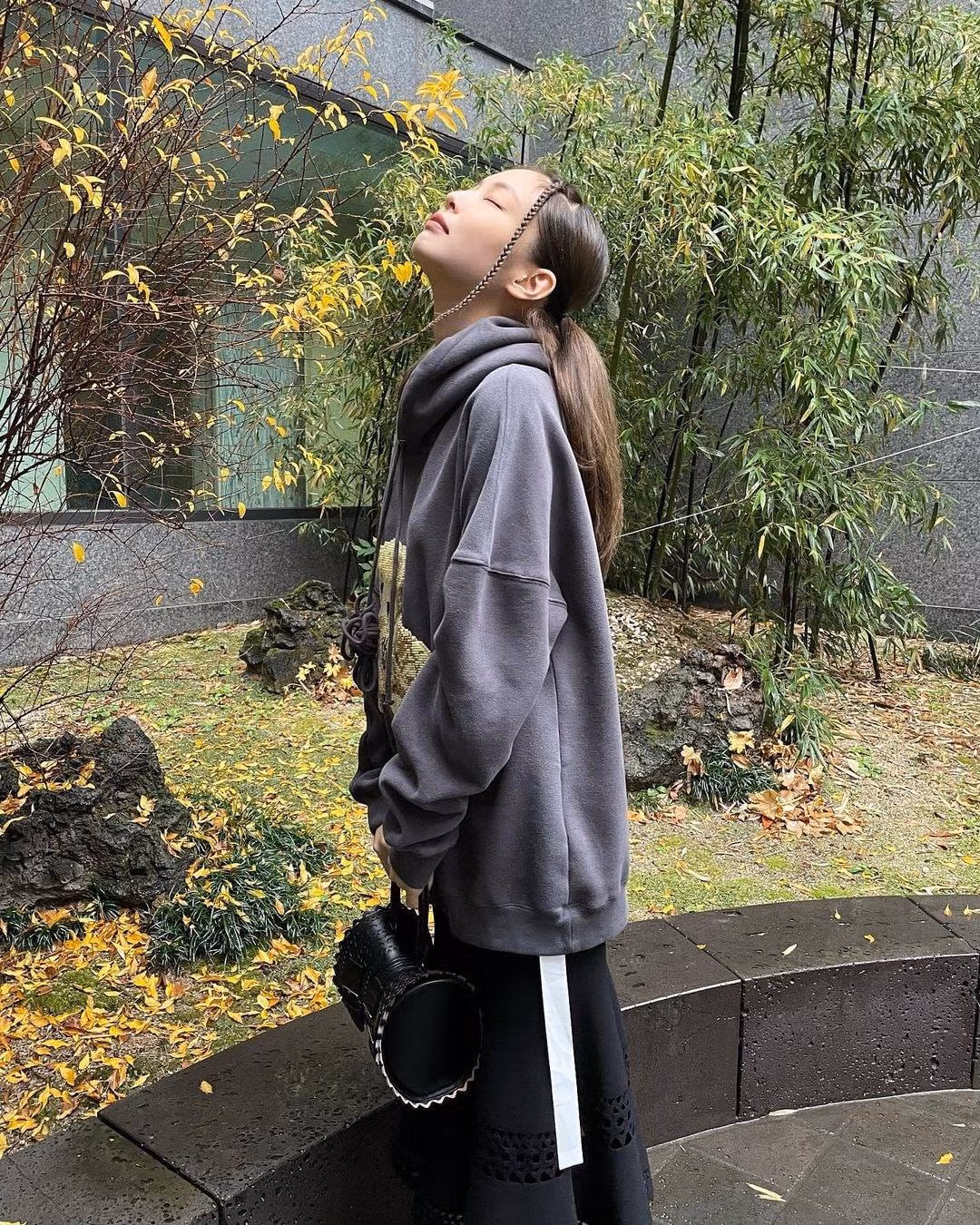 Cạn lời với phong cách mới của Jennie: Từ kiểu tóc đến trang phục đều dị đến không tưởng ảnh 5