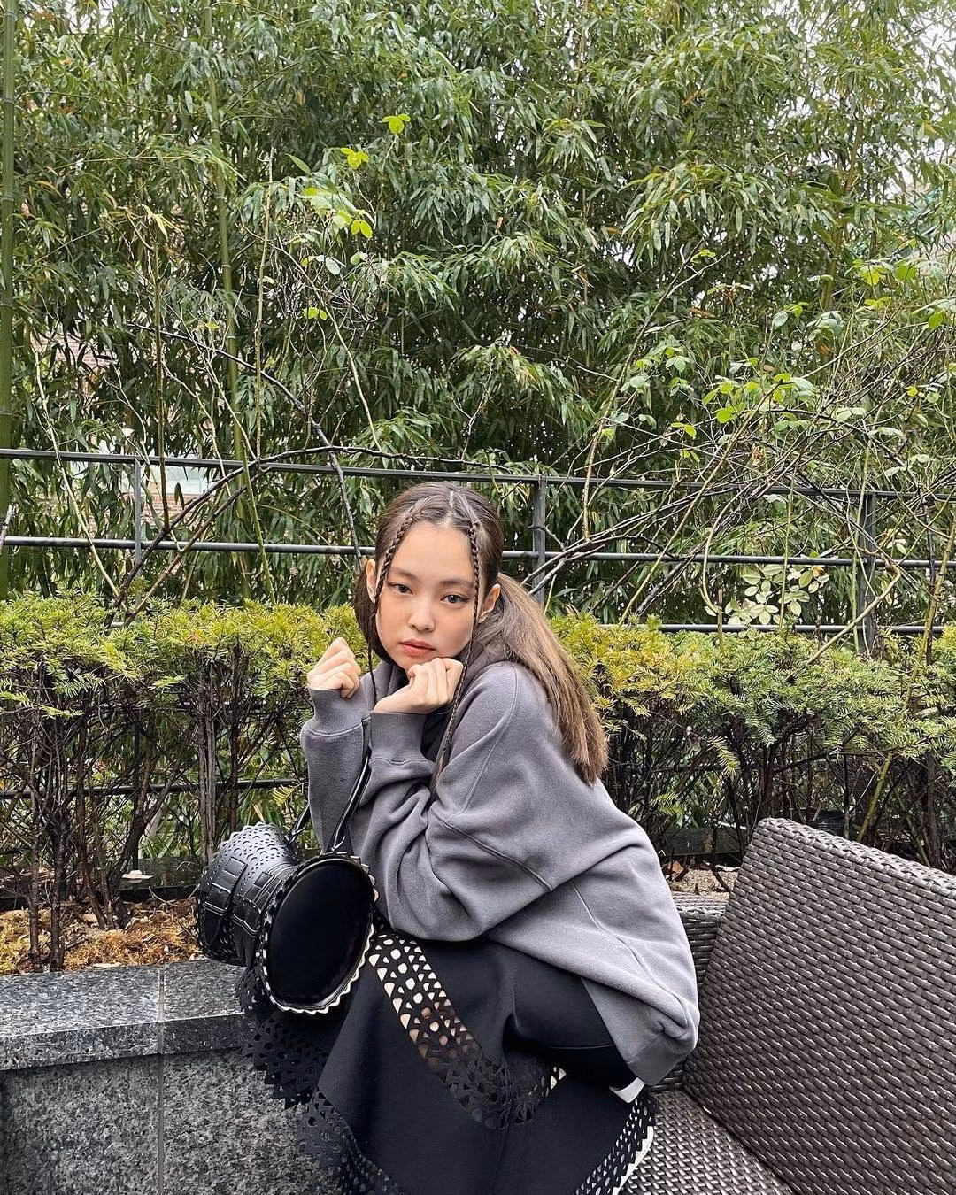 Cạn lời với phong cách mới của Jennie: Từ kiểu tóc đến trang phục đều dị đến không tưởng ảnh 3