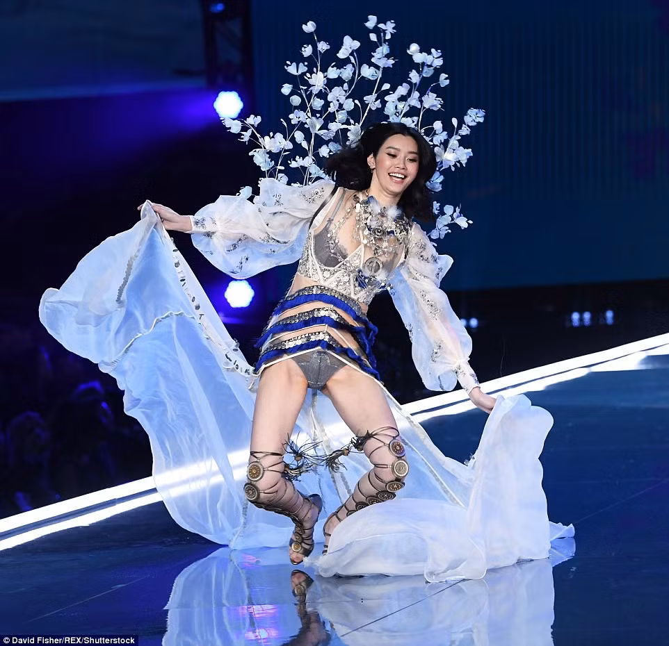 Chỉ với hai bài đăng, Ming Xi đã chứng tỏ EQ đủ cao để làm dâu nhà “vua sòng bạc” ảnh 1