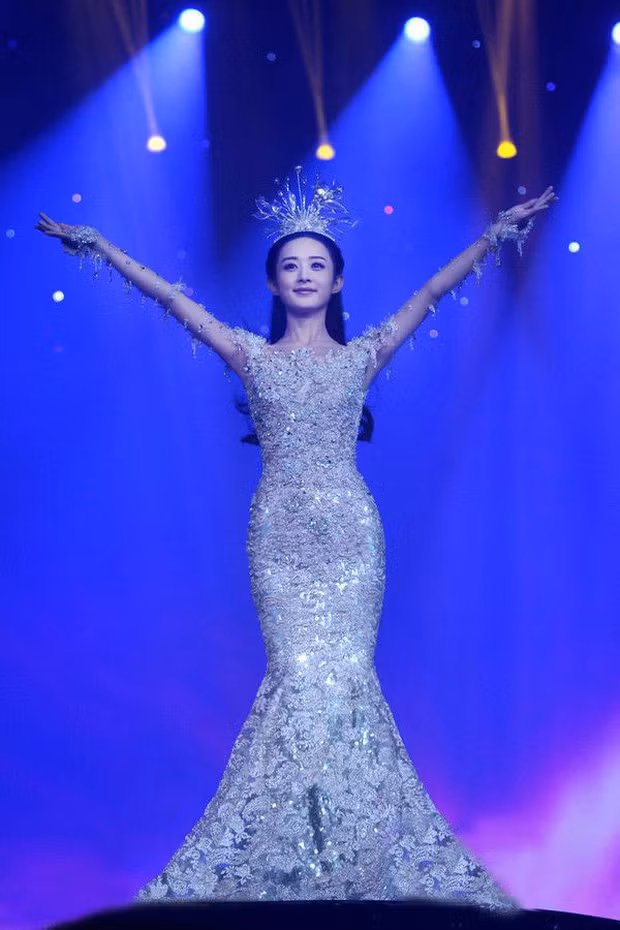 Chưa cần biết ai diện, váy của Nữ thần Kim Ưng năm 2020 đã bị trừ điểm vì một thứ ảnh 6