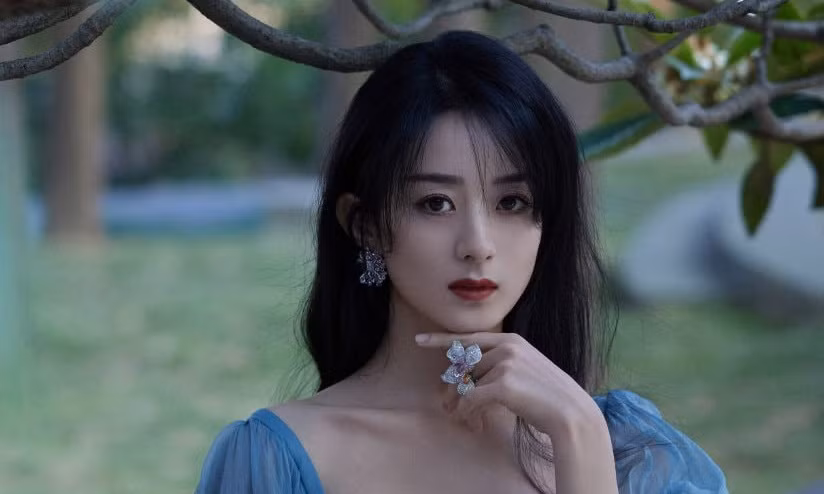 Đỉnh như Lisa: Một set đồ mà đụng hàng tới hai “tường thành sắc đẹp” Song Hye Kyo, Yoona ảnh 9 Đỉnh như Lisa: Một set đồ mà đụng hàng tới hai “tường thành sắc đẹp” Song Hye Kyo, Yoona ảnh 9