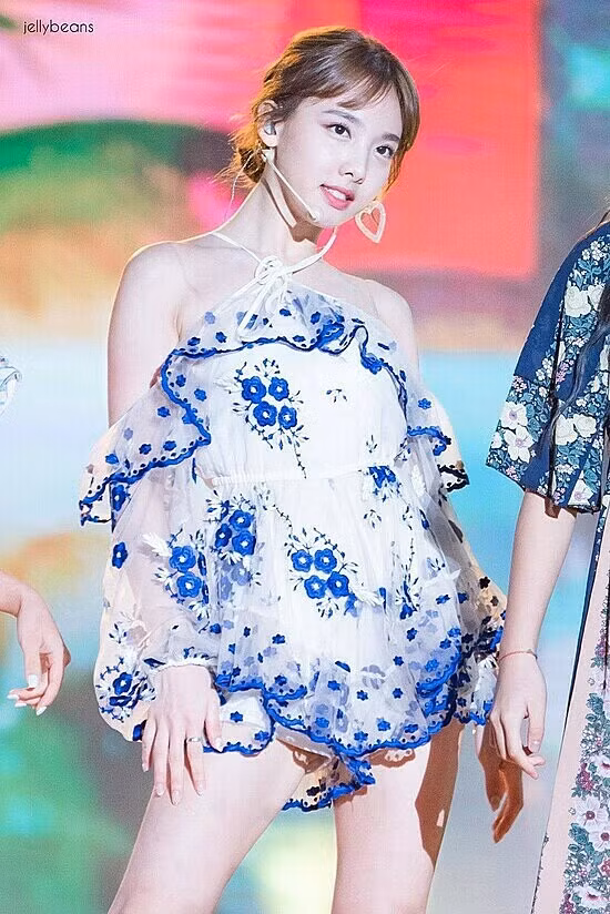 Fan K-Pop chịu hết nổi vì Nayeon (TWICE) thường xuyên phải mặc đồ diễn hớ hênh ảnh 2