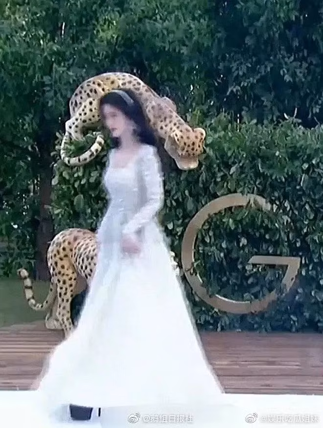 Đi giày siêu cao nhưng “mỹ nữ 4000 năm” Cúc Tịnh Y vẫn không giấu được vóc dáng thật ảnh 6