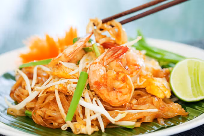Hết lời khen đồ ăn Việt Nam ngon nhưng IZ*ONE lại gọi tên món “Pad Thái” ảnh 2