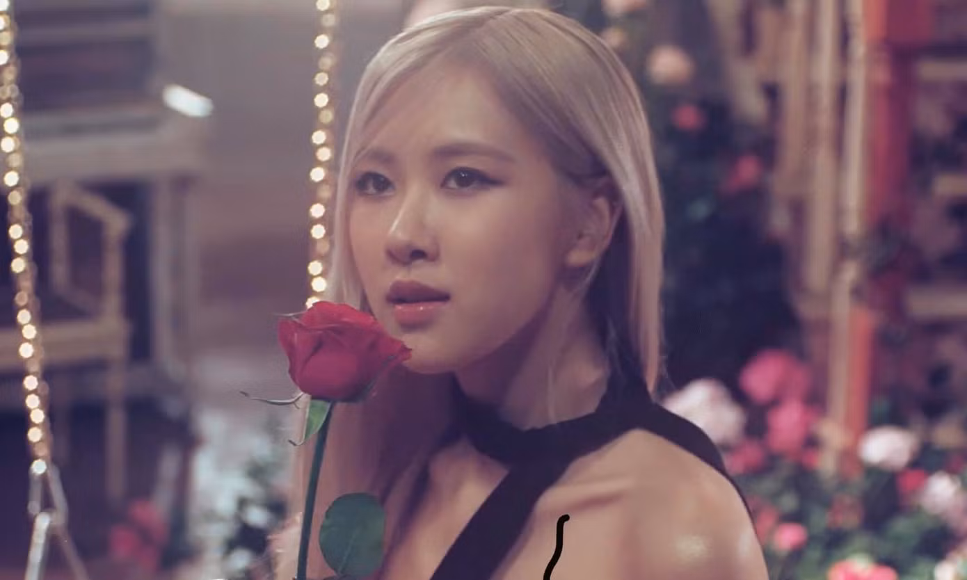 “Cày view” cho Rosé (BLACKPINK) nhưng bạn có biết vì sao single lấy tên “On The Ground”? ảnh 2