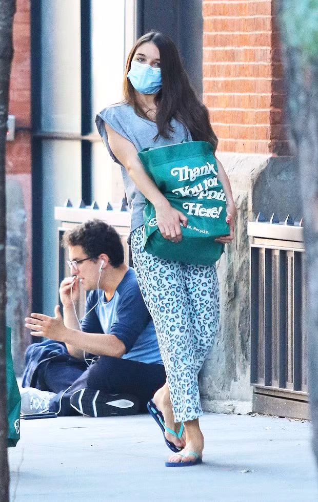 Suri Cruise: “Rich kid” kiêu sa ngày nào đã trở thành Lọ Lem giản dị mà hạnh phúc ảnh 6