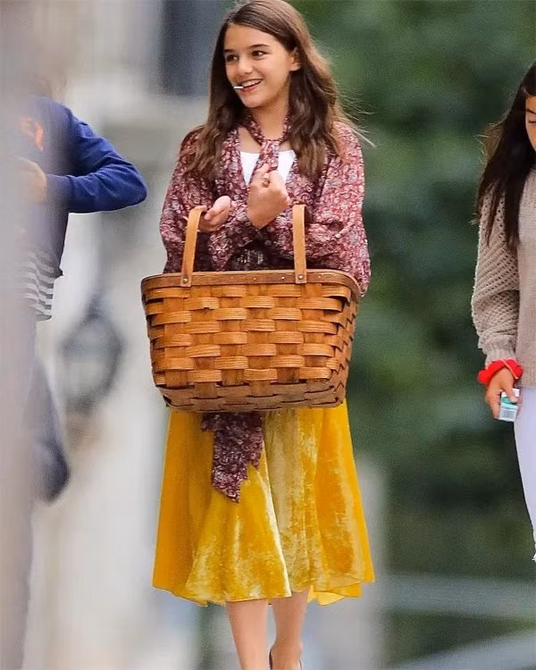 Suri Cruise: “Rich kid” kiêu sa ngày nào đã trở thành Lọ Lem giản dị mà hạnh phúc ảnh 9