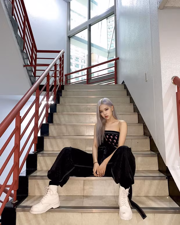 Cùng biến quần thành áo ống, cớ sao stylist BLACKPINK được khen còn stylist ITZY bị chê? ảnh 5