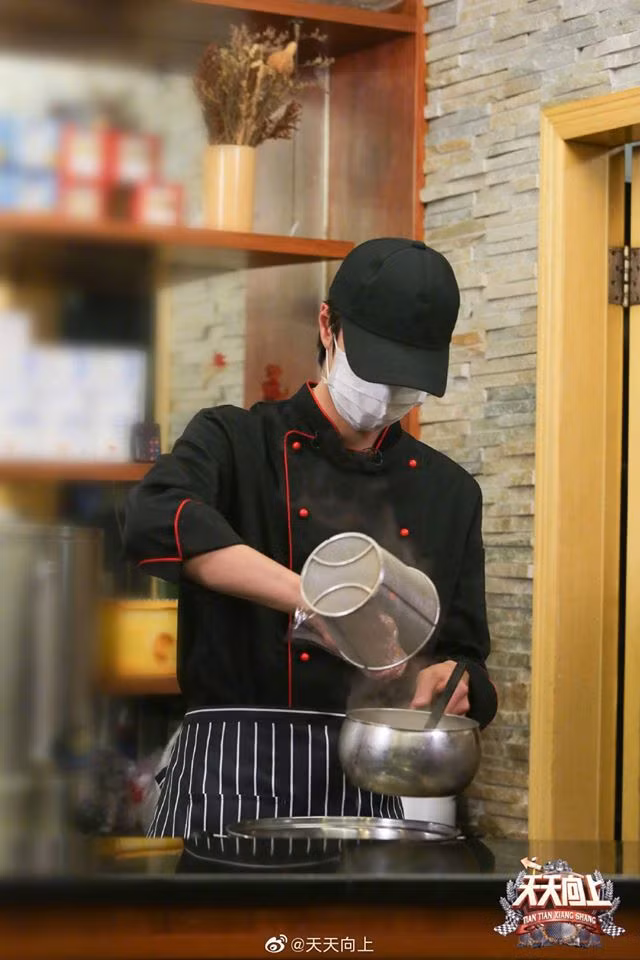 Vương Nhất Bác cùng nữ y tá viết nên câu chuyện ngọt ngào sau những ngày chống dịch ảnh 2