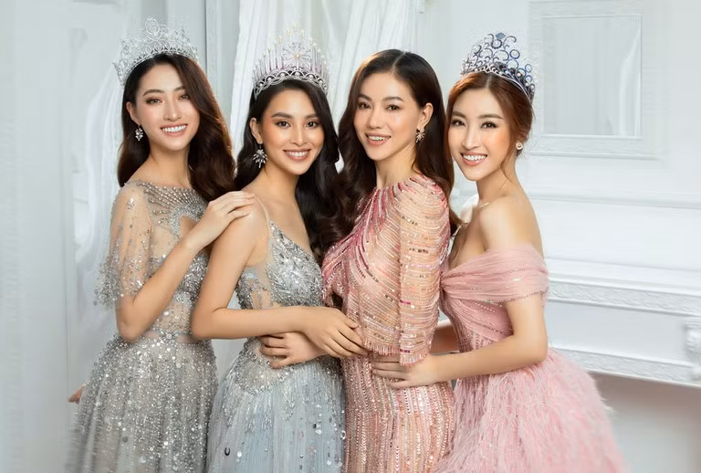 Ban tổ chức Hoa hậu Việt Nam 2020 cùng các Hoa hậu tới vùng lũ hỗ trợ miền Trung ảnh 2