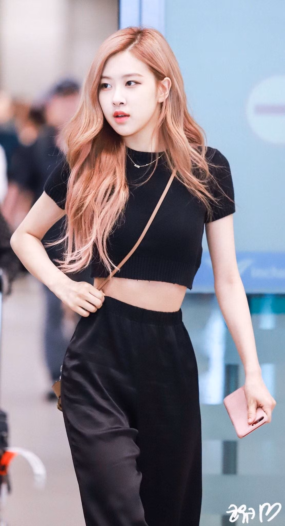Rosé (BLACKPINK) tiết lộ vòng eo không nhỏ như lời đồn nhưng netizen cho rằng cô nói dối ảnh 3