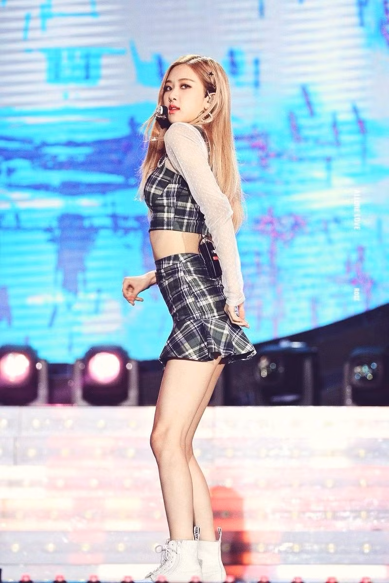 Rosé (BLACKPINK) tiết lộ vòng eo không nhỏ như lời đồn nhưng netizen cho rằng cô nói dối ảnh 5