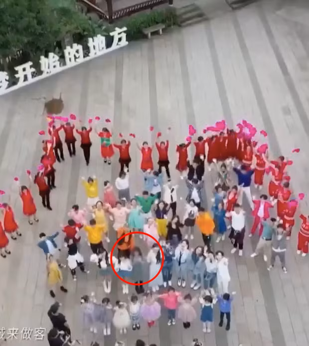 Netizen thắc mắc việc Dụ Ngôn không được lộ mặt trên truyền hình khi biểu diễn cùng THE9 ảnh 2