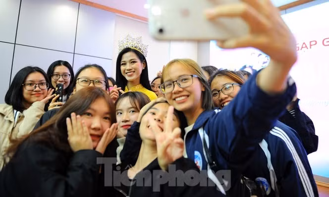 Sự thật phía sau bức ảnh Hoa hậu Đỗ Thị Hà trở về trường Đại học khiến netizen hiểu lầm ảnh 4