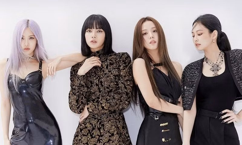 Những màn lên đồ “đi vào lòng đất” của stylist khiến idol K-Pop soi gương mà muốn khóc ảnh 7 Những màn lên đồ “đi vào lòng đất” của stylist khiến idol K-Pop soi gương mà muốn khóc ảnh 7