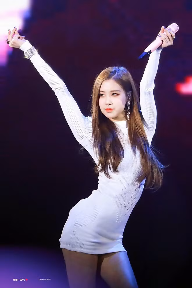 Rosé (BLACKPINK) tiết lộ vòng eo không nhỏ như lời đồn nhưng netizen cho rằng cô nói dối ảnh 8