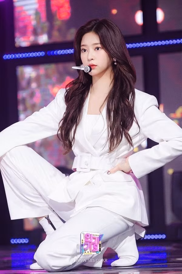 Đâu chỉ Jang Won Young, Kim Min Joo cũng xứng làm “Thủy thủ Mặt Trăng” của IZ*ONE ảnh 8