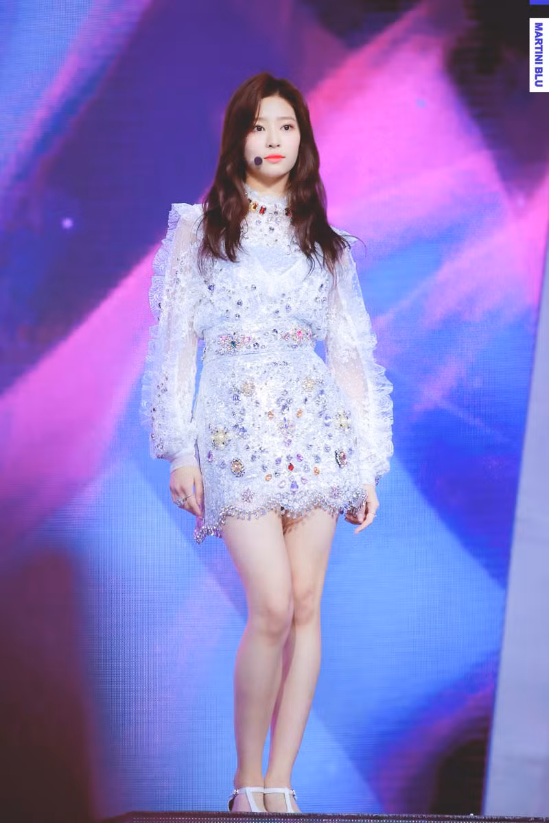 Đâu chỉ Jang Won Young, Kim Min Joo cũng xứng làm “Thủy thủ Mặt Trăng” của IZ*ONE ảnh 2