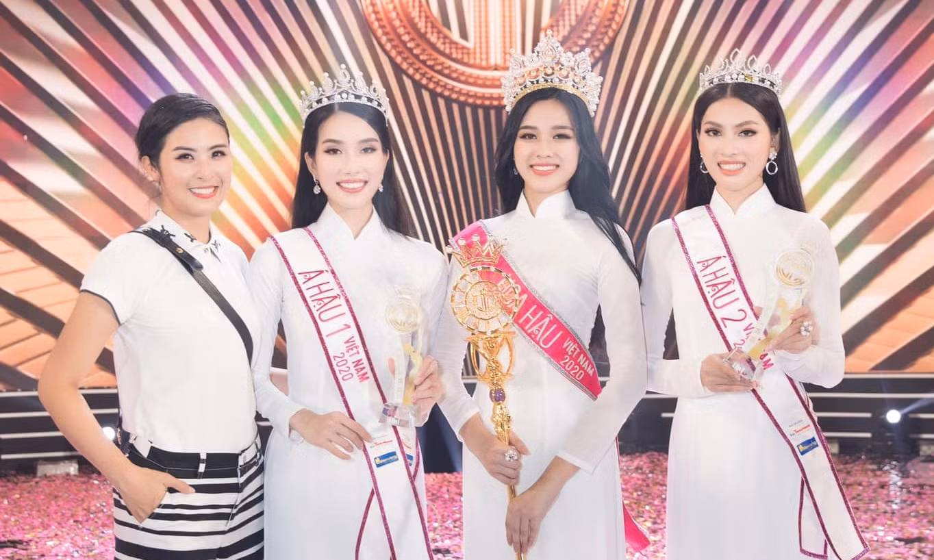 Nữ giảng viên gây sốt với màn “lên đồ” đi dạy ấn tượng: 15 tuần không trùng bộ đồ nào ảnh 8