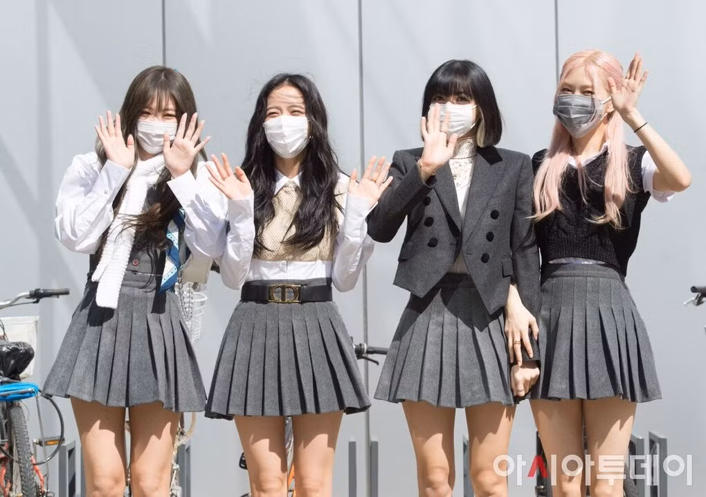 Nhóm nữ nào cũng mặc đồng phục lên “Knowing Bros” nhưng BLACKPINK đẳng cấp nhất ảnh 2