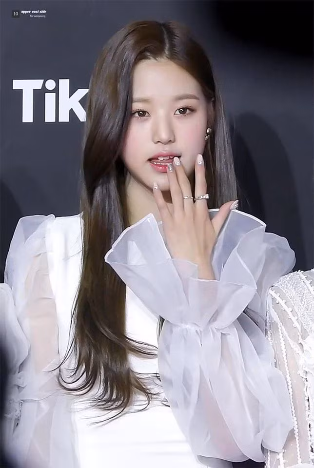 Ngoài chân dài như “Thủy thủ Mặt Trăng”, Jang Won Young (IZ*ONE) còn có 2 bàn tay cực phẩm ảnh 3