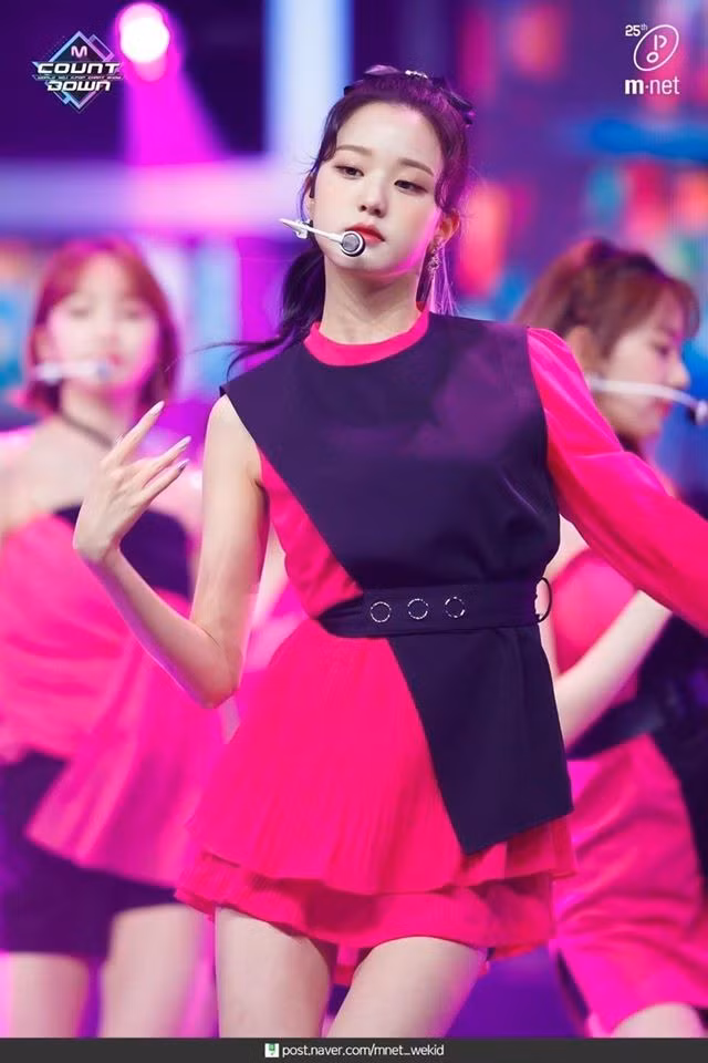 Ngoài chân dài như “Thủy thủ Mặt Trăng”, Jang Won Young (IZ*ONE) còn có 2 bàn tay cực phẩm ảnh 9