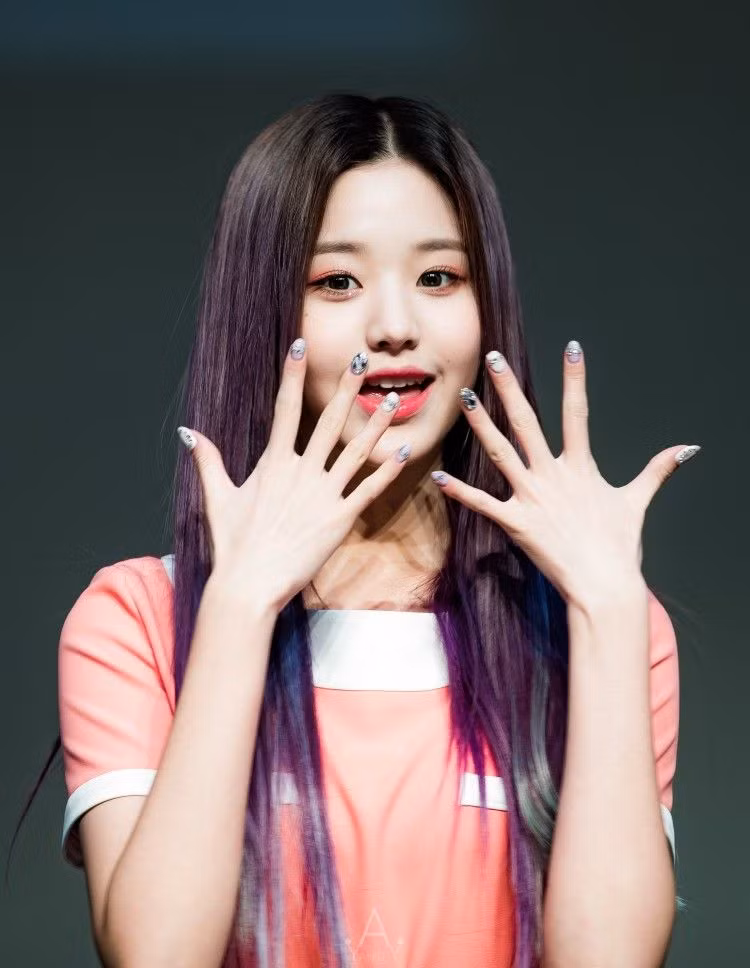 Ngoài chân dài như “Thủy thủ Mặt Trăng”, Jang Won Young (IZ*ONE) còn có 2 bàn tay cực phẩm ảnh 8