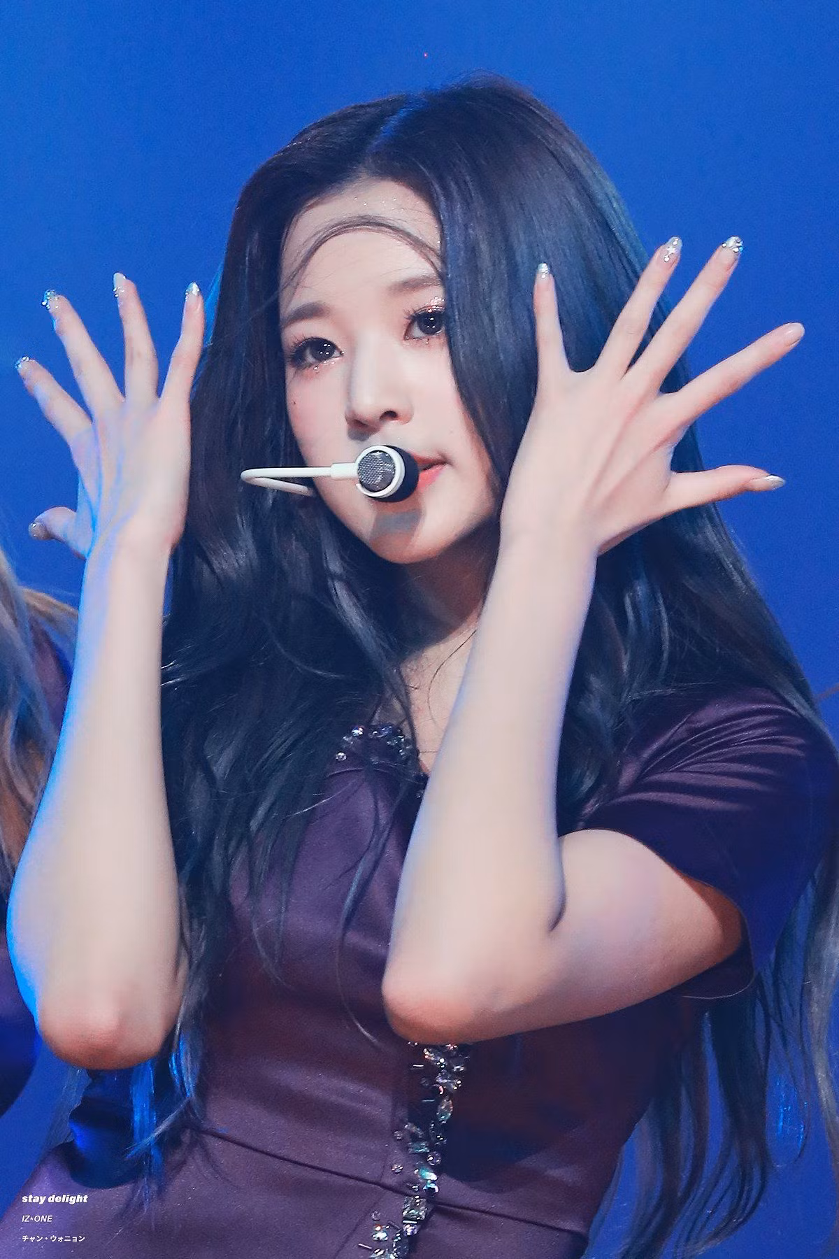 Ngoài chân dài như “Thủy thủ Mặt Trăng”, Jang Won Young (IZ*ONE) còn có 2 bàn tay cực phẩm ảnh 2