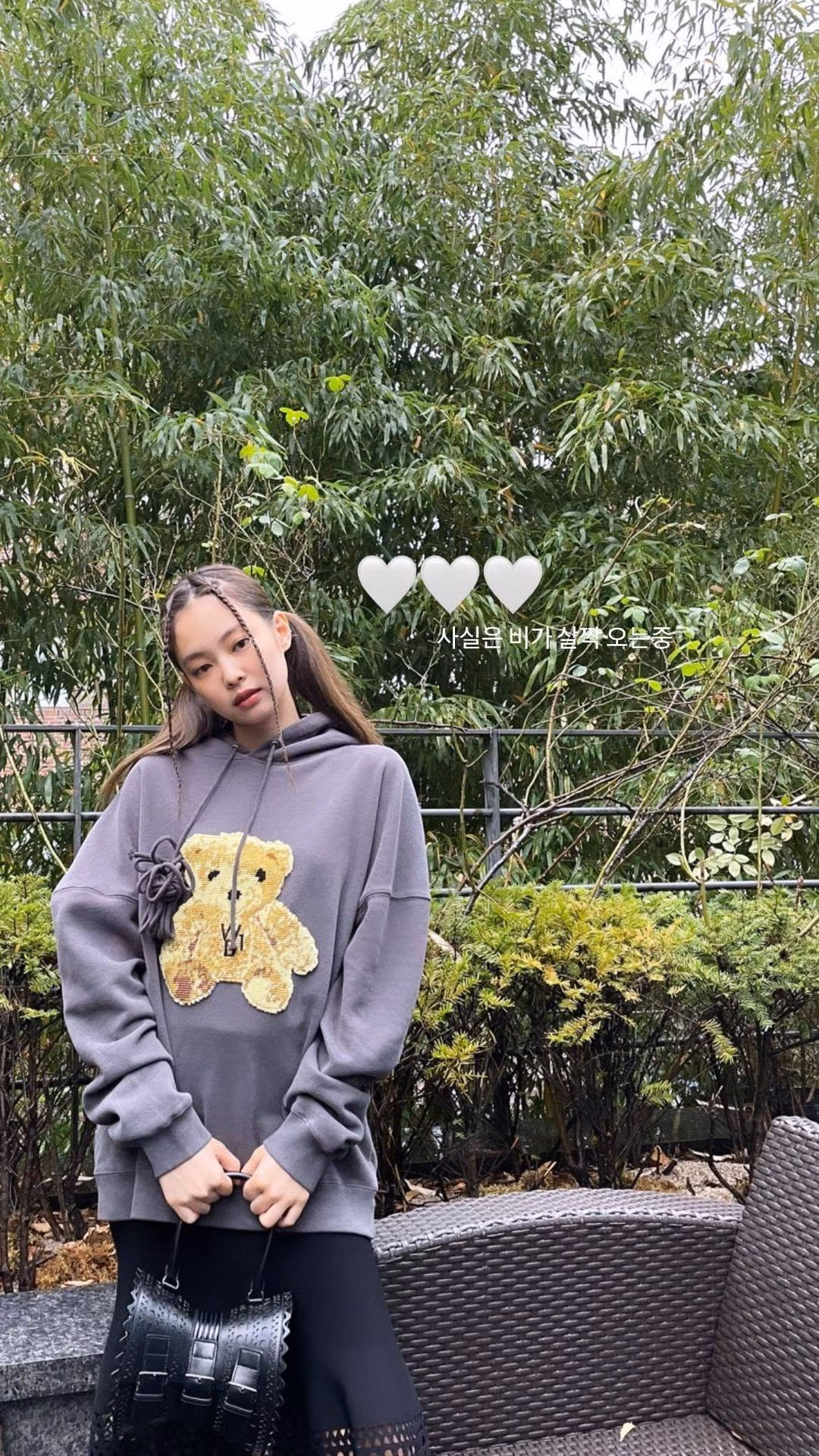 Cạn lời với phong cách mới của Jennie: Từ kiểu tóc đến trang phục đều dị đến không tưởng ảnh 2