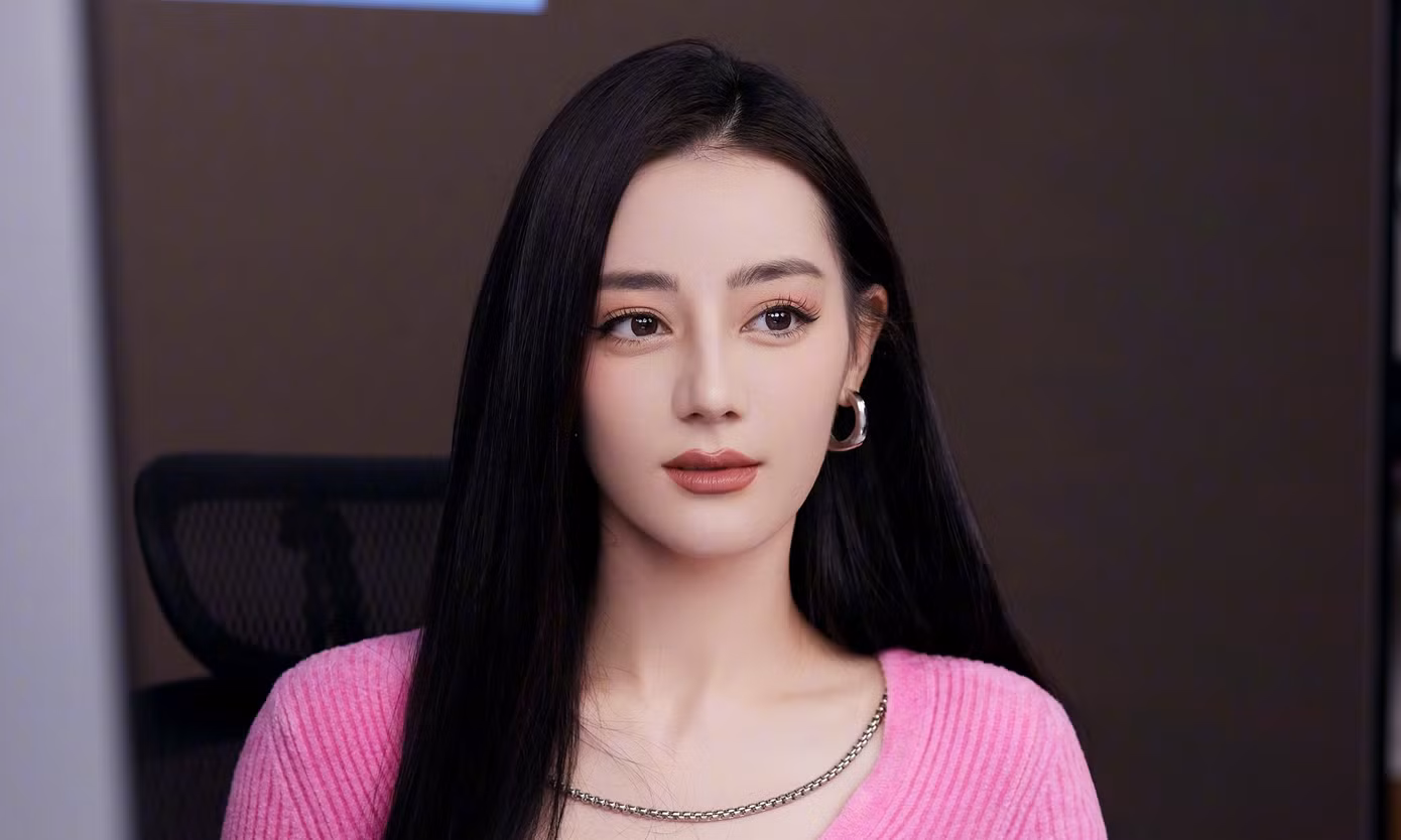 Cùng kết hợp giày thể thao với váy dạ hội, cớ sao Dương Tử không bị chê như Dương Mịch? ảnh 9 Cùng kết hợp giày thể thao với váy dạ hội, cớ sao Dương Tử không bị chê như Dương Mịch? ảnh 9