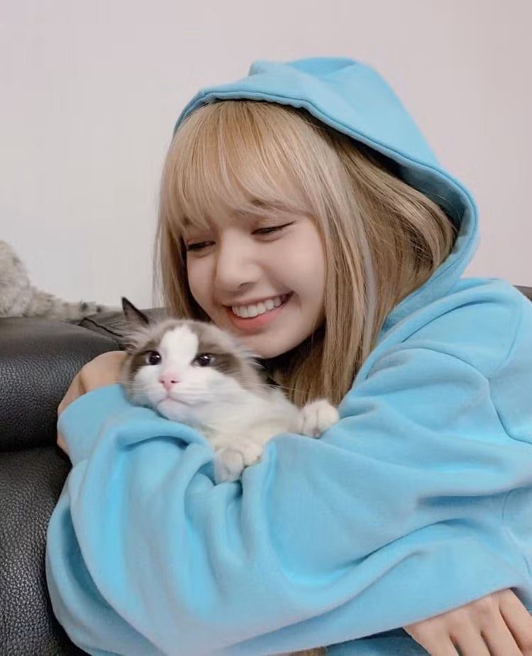 Hỏi nhanh đáp gọn với Lisa: Thứ gì quan trọng hơn cả tóc mái trị giá 200 tỷ đồng? ảnh 4