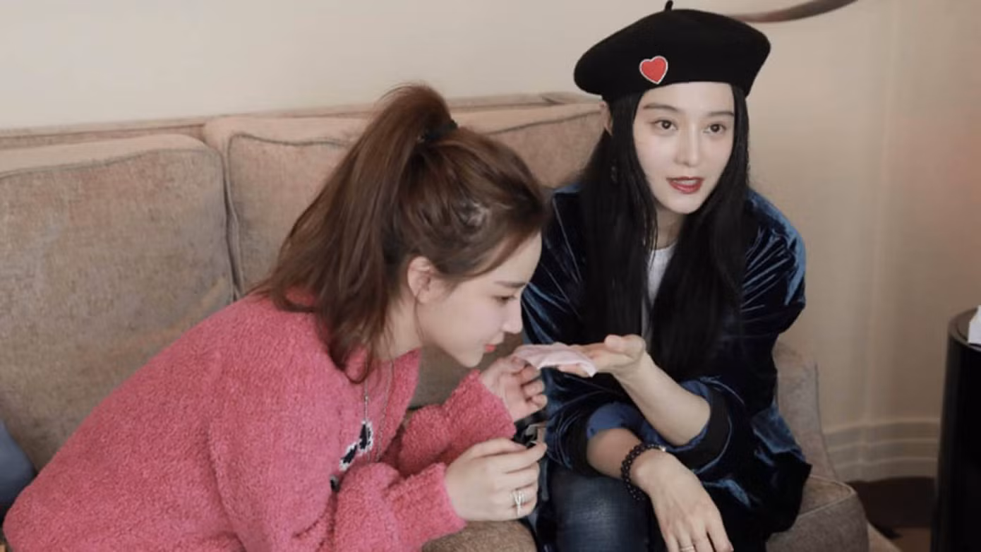 Bị chặn đường làm ăn, Phạm Băng Băng phải livestream bán hàng, di chuyển bằng tàu điện? ảnh 3